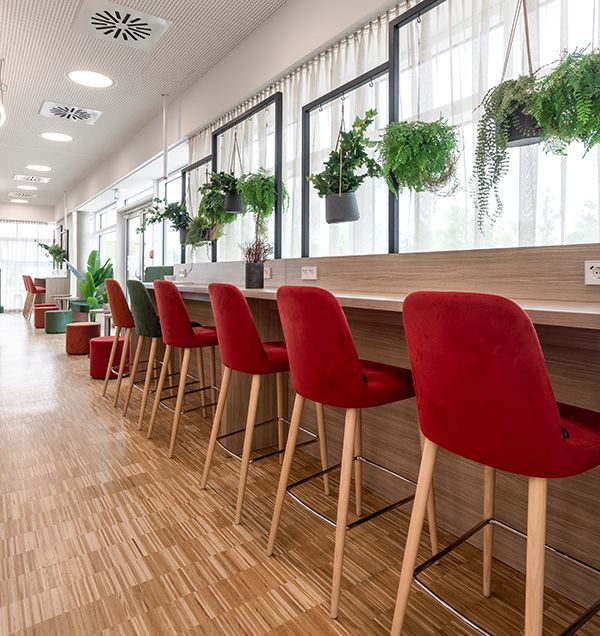 Innenarchitektur-Detail: Moderne Bestuhlung Bäckerei Eicherts, Göppingen