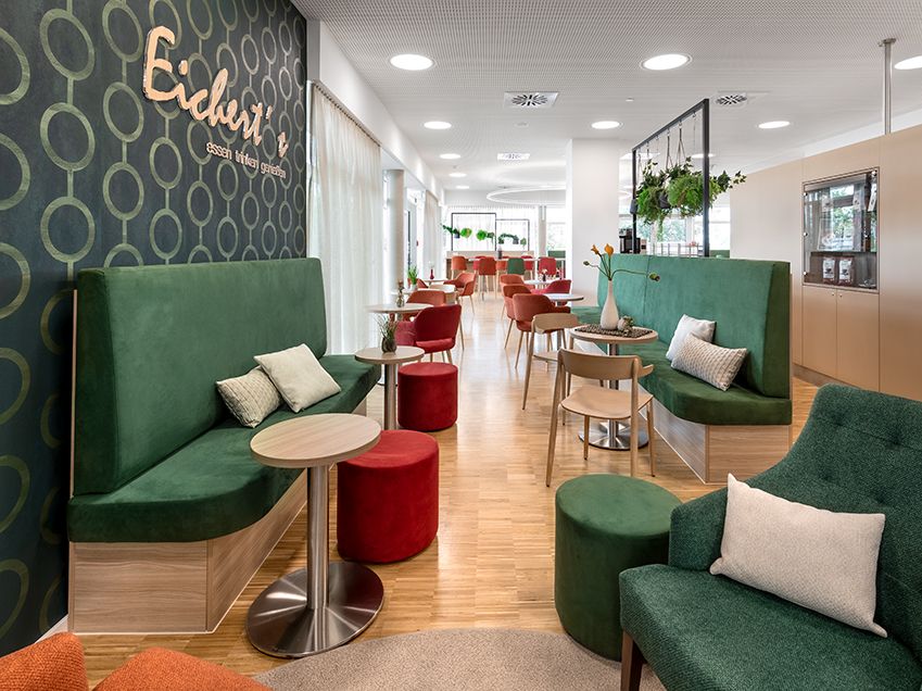 Innenarchitektur der Bäckerei Eicherts, Übersicht Cafébereich, Alb Fils Klinikum
