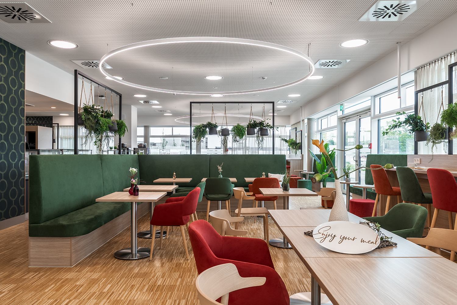 Gesamtansicht der Theke und Café, Bäckerei Eicherts Alb Fils Klinikum