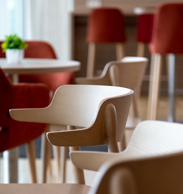 Gastronomiefotografie: Moderne Stühle und Tische, Bäckerei Eicherts