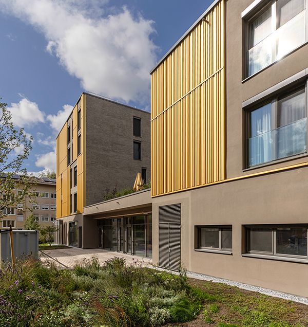 Architekturfotografie: Eingang mit moderner Holzfassade, Grundschule Hechinger Eck Tübingen