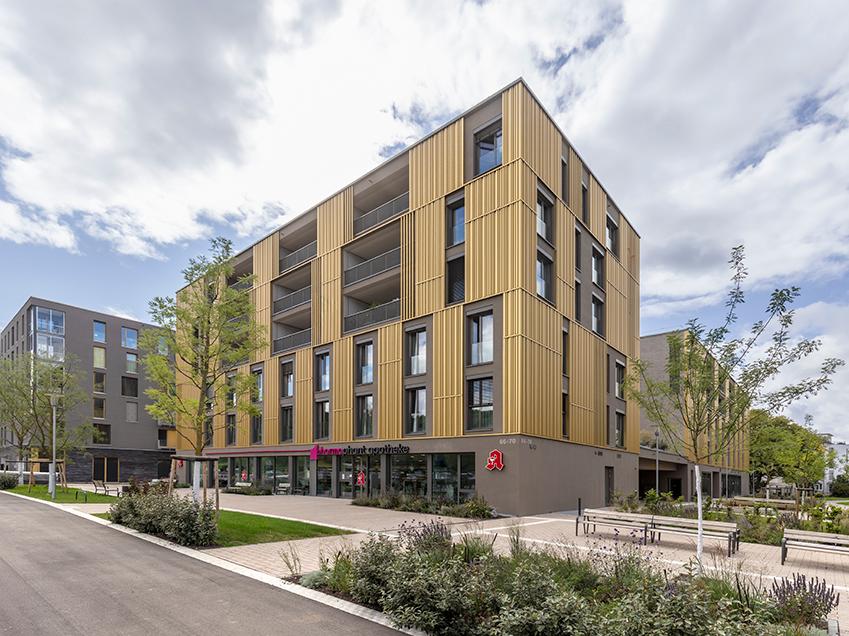Architekturfotografie der Eckansicht mit Holzlamellen, Grundschule Hechinger Eck Tübingen