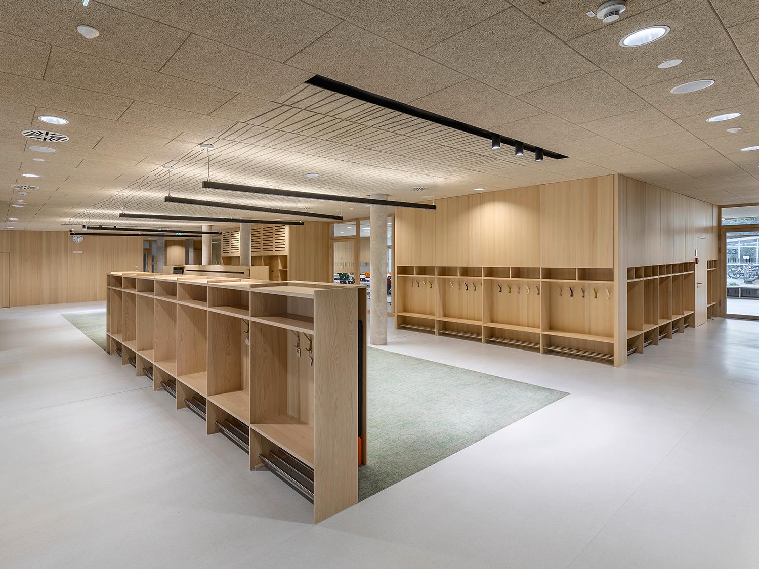 Innenarchitektur-Fotografie: Lichteinfall im Flur der Grundschule Hechinger Eck, Tübingen