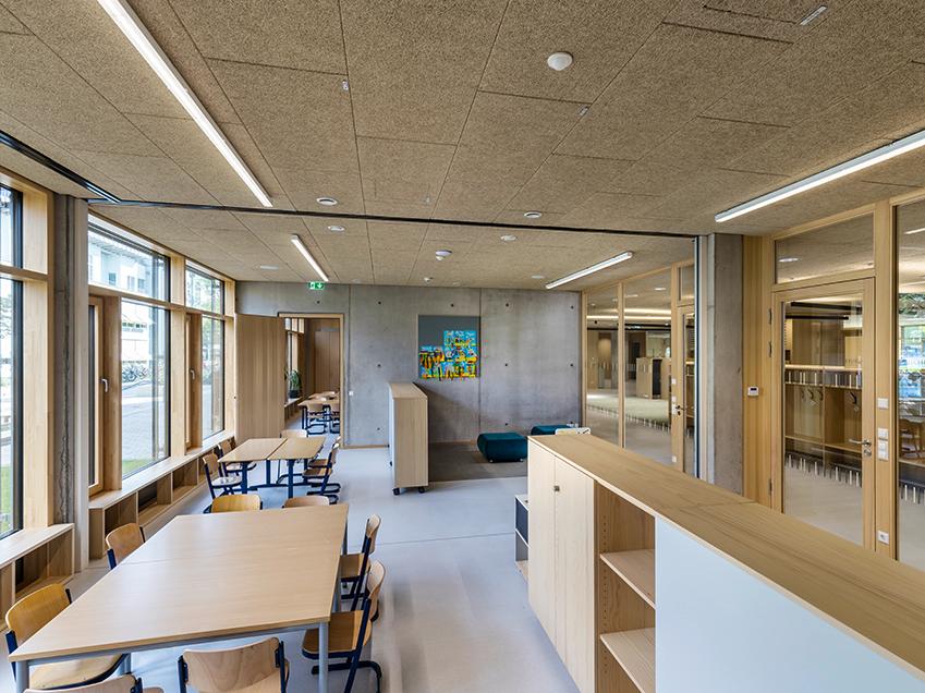 Innenarchitektur des Flurs mit Sitznischen, Grundschule Hechinger Eck, Tübingen