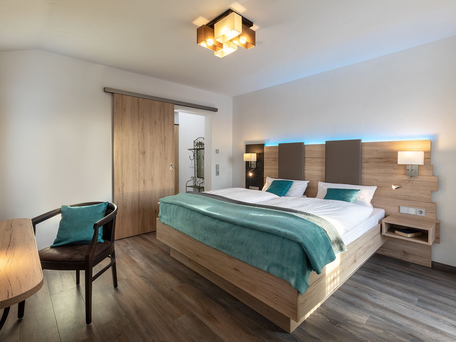 Hotelinterieur: Helles Badezimmer mit Dusche, Landhotel Traube