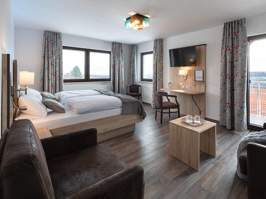 Immobilienfotografie: Suite mit Doppelbett und Sitzecke, Landhotel Traube