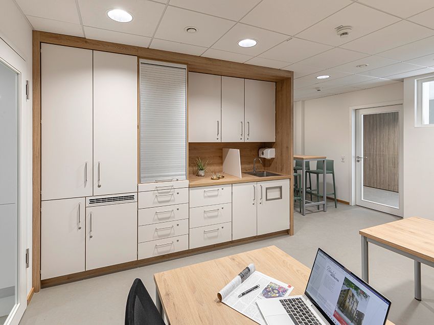 Möblierung und Arbeitsplatz im Dienstzimmer, Pflegeheim Hechinger Eck Tübingen