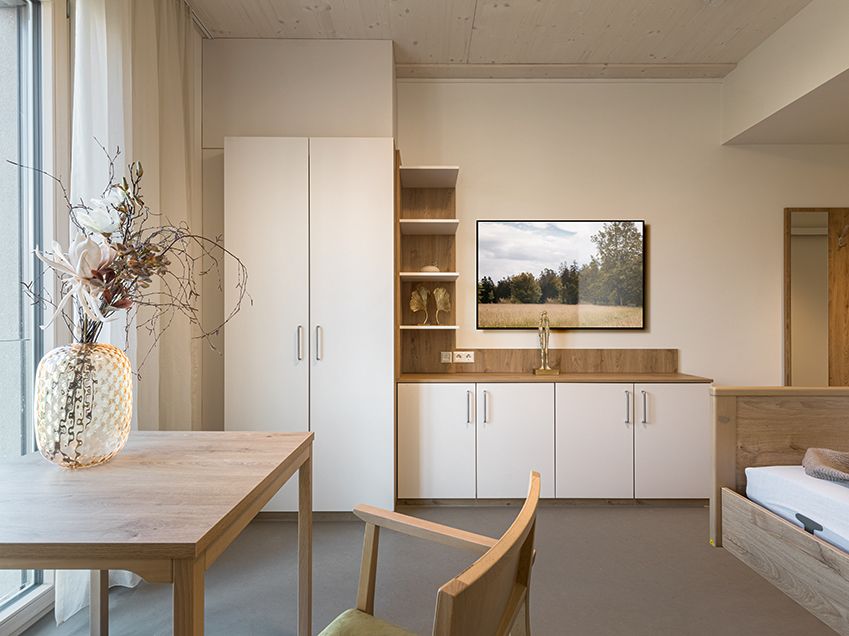 Innenarchitektur des Aufenthaltsraums mit Esstisch, Pflegeheim Hechinger Eck