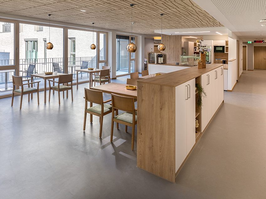 Großer Esstisch im Gemeinschaftsraum, Innenarchitektur Pflegeheim Tübingen