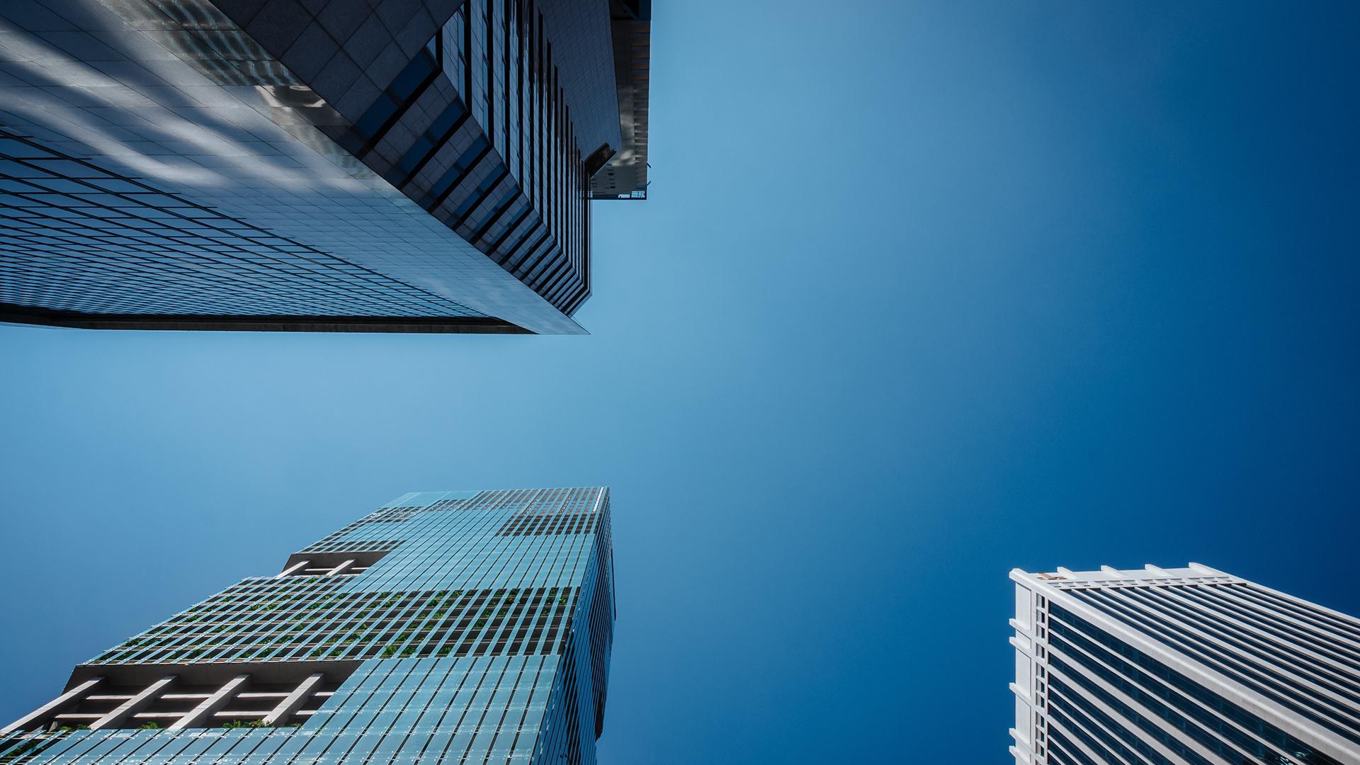 Moderne Architekturfotografie eines Hochhaus-Projekts mit Glasfassade