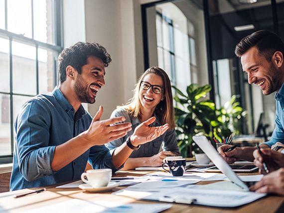 Authentisches Teamfoto im Meeting