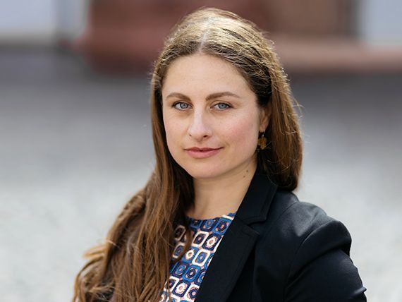 Selbstbewusstes Porträt einer weiblichen CEO