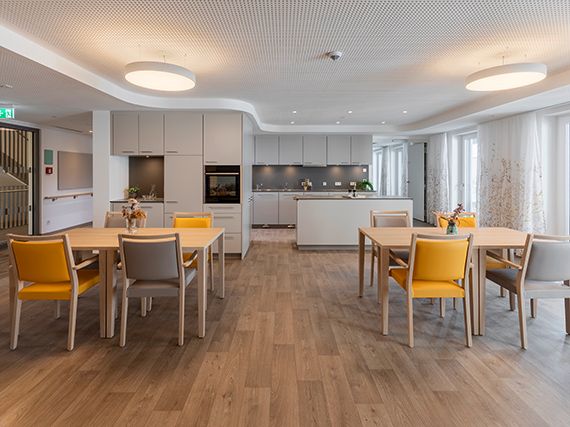 Lichtdurchfluteter Speisesaal im Caritas Altenheim - Interieurfotografie