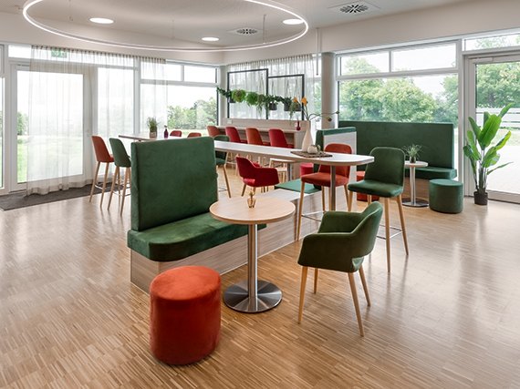 Interieurfotografie moderne Lounge mit grünen Sitzmöbeln
