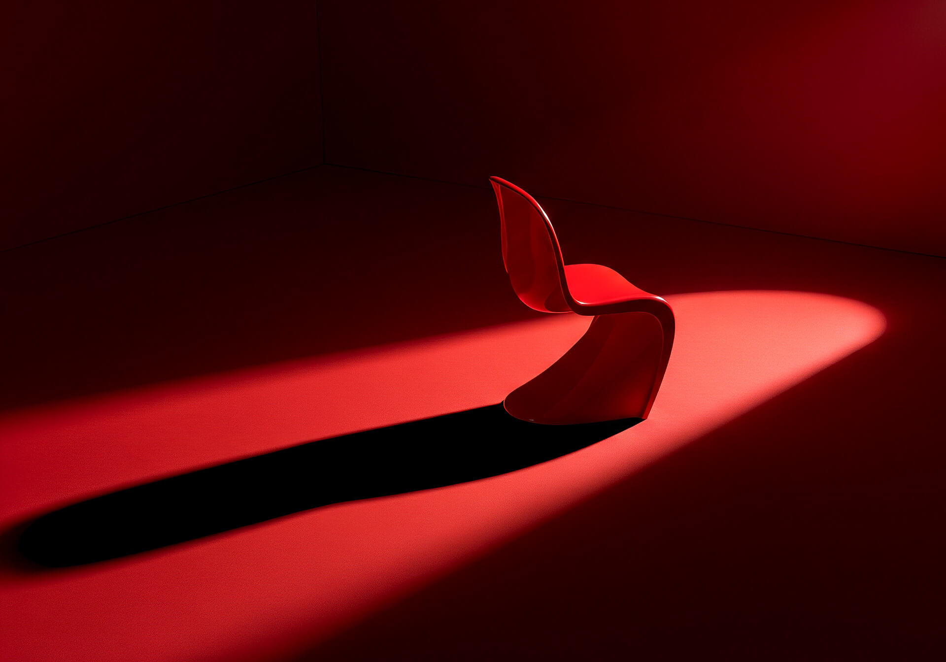 Minimalistische Studiolösung mit rotem Stuhl