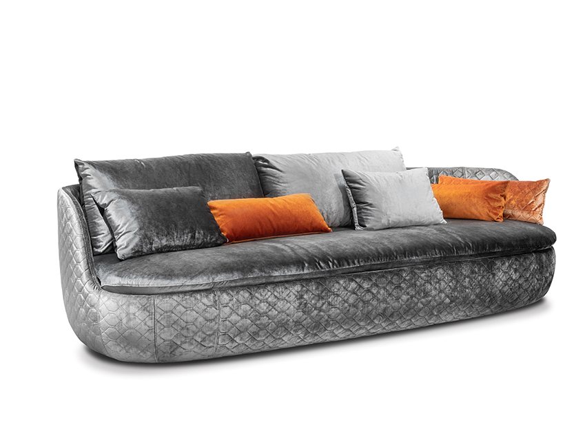 Professionelle Produktfotografie eines grauen Freisteller-Sofas