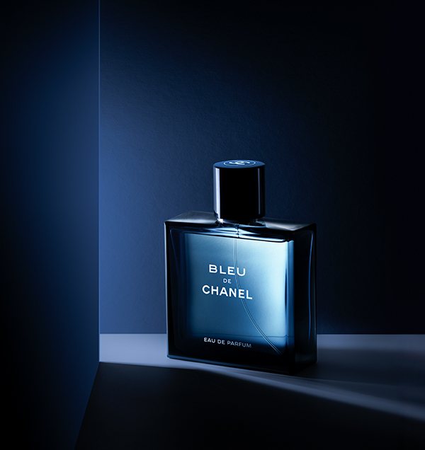 Kreative Produktfotografie eines Parfüm-Flakons (Chanel-Stil)